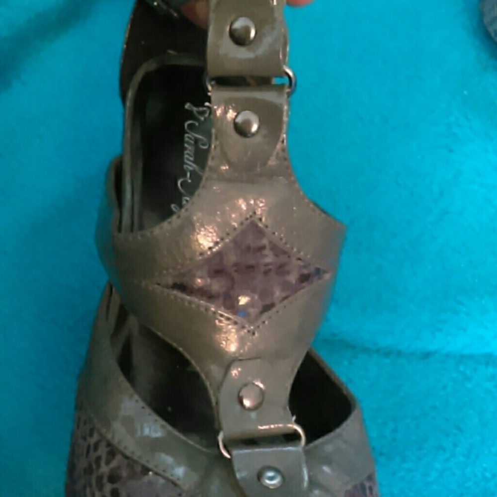 Unusual Yet Classy Platform Heels - Picture 3 of 7